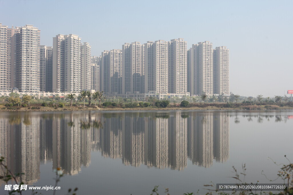 湛江湖畔高楼倒影景观