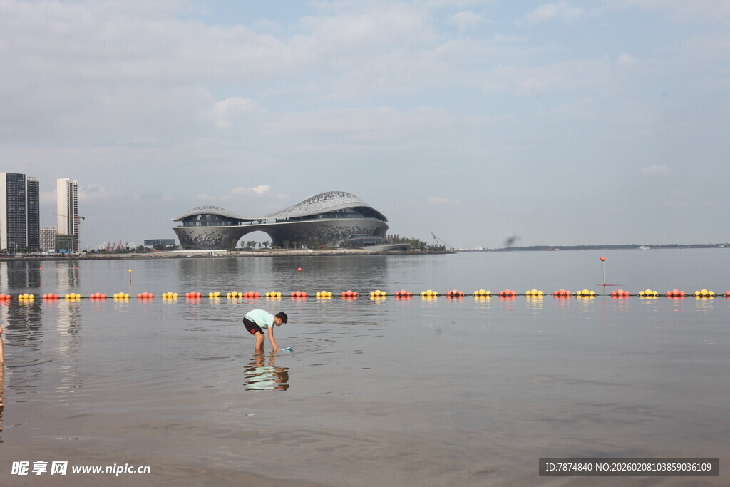 湛江海边漫步的人与现代建筑