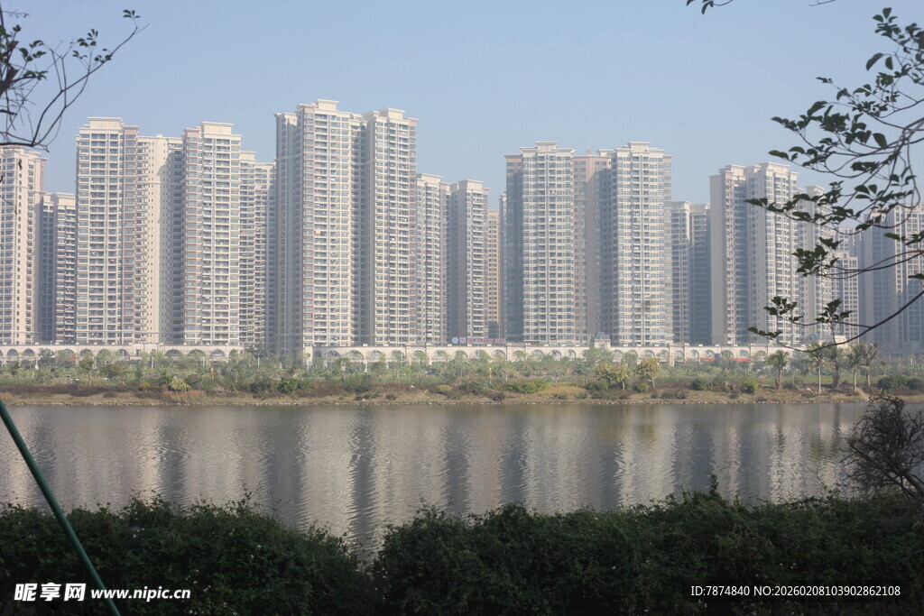 湛江湖畔高楼林立的城市景观