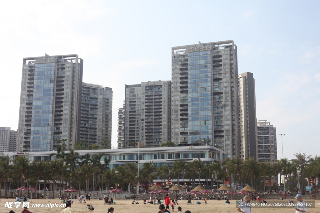 湛江海滨城市高楼与热闹沙滩