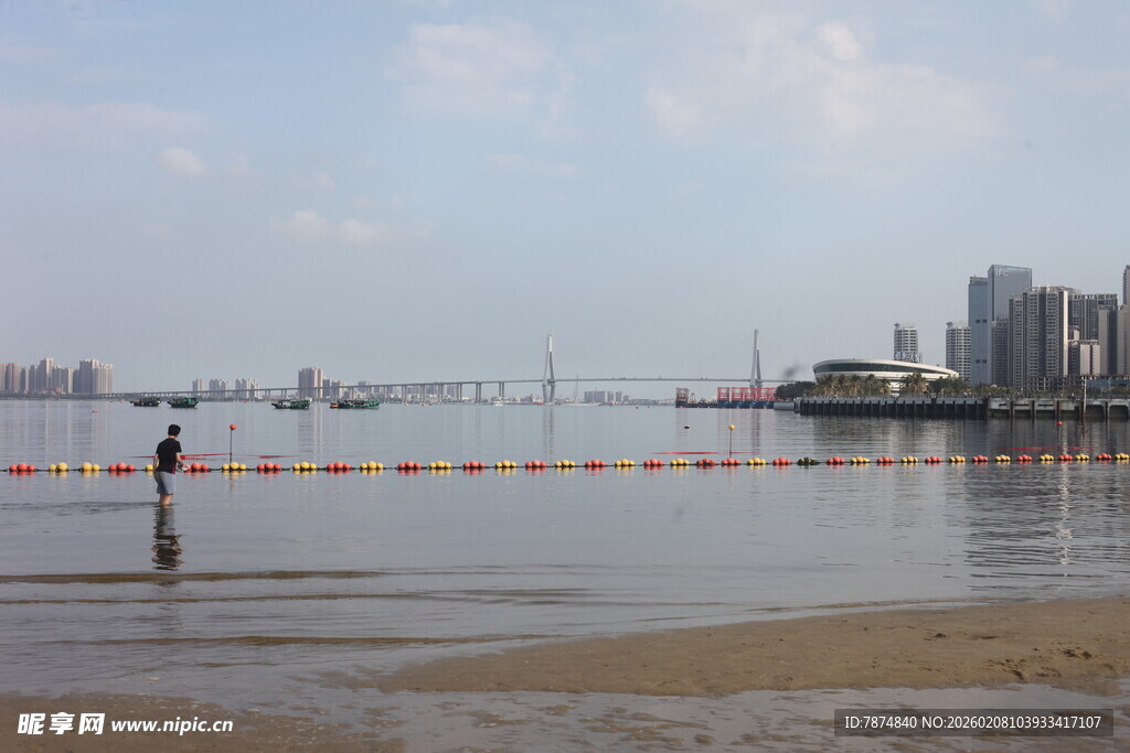 湛江海边城市浅滩处的独行者