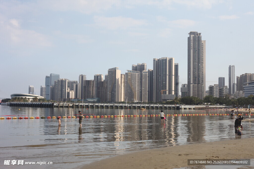 湛江海滨城市天际线与沙滩景象