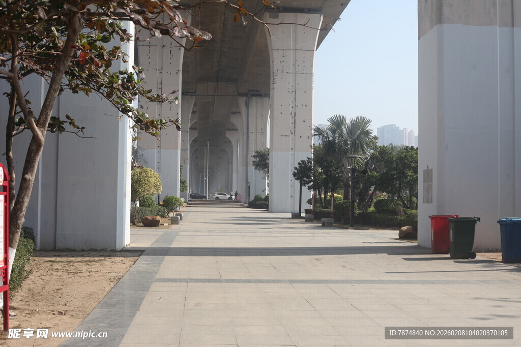 湛江宽敞整洁的户外建筑通道