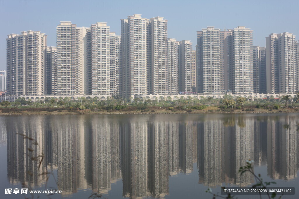 湛江湖畔高楼林立的城市景观