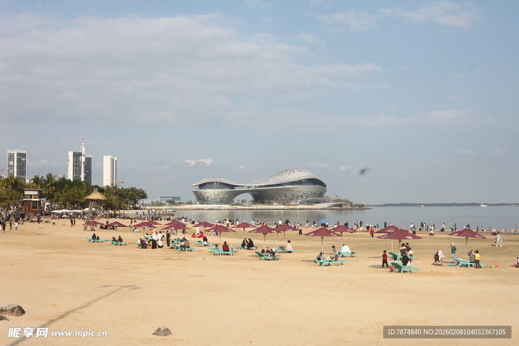 湛江海滨沙滩上的欢乐休闲场景