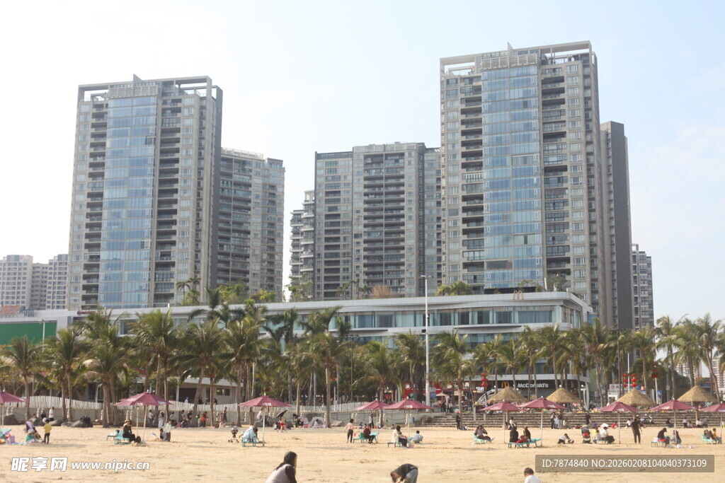 湛江海滨城市热闹沙滩与高楼