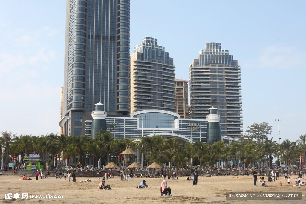 湛江海滨城市沙滩与摩天大楼