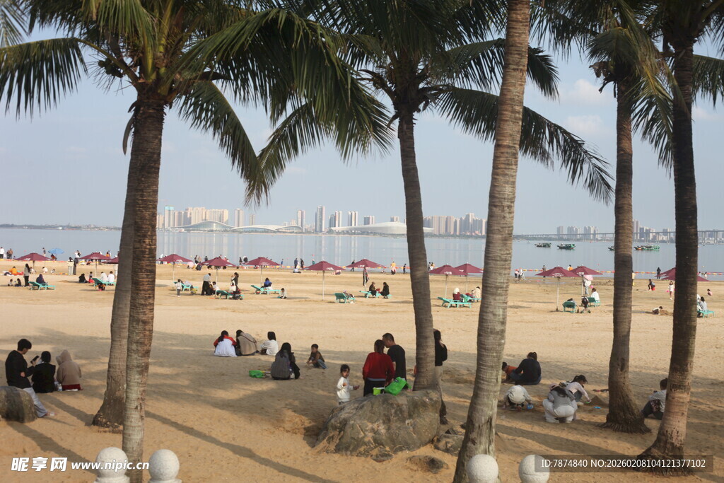 湛江热闹的海滨沙滩休闲场景