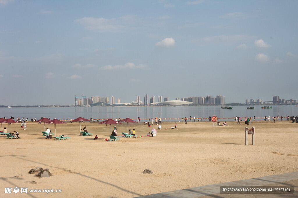 湛江热闹沙滩上的休闲场景