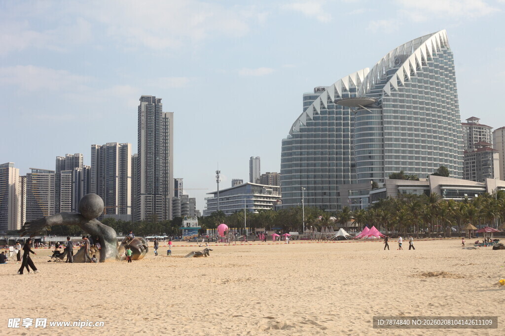 湛江海滨城市沙滩与现代建筑