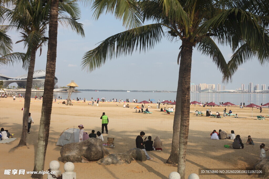 湛江热闹的海滨沙滩场景