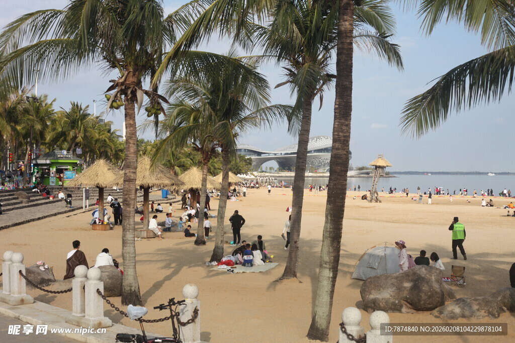湛江热闹的海滨沙滩休闲场景