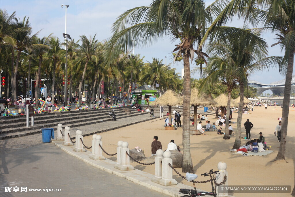湛江海滨休闲场景 众人惬意时光