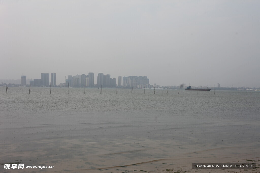 湛江海滨城市远景 海面朦胧景象