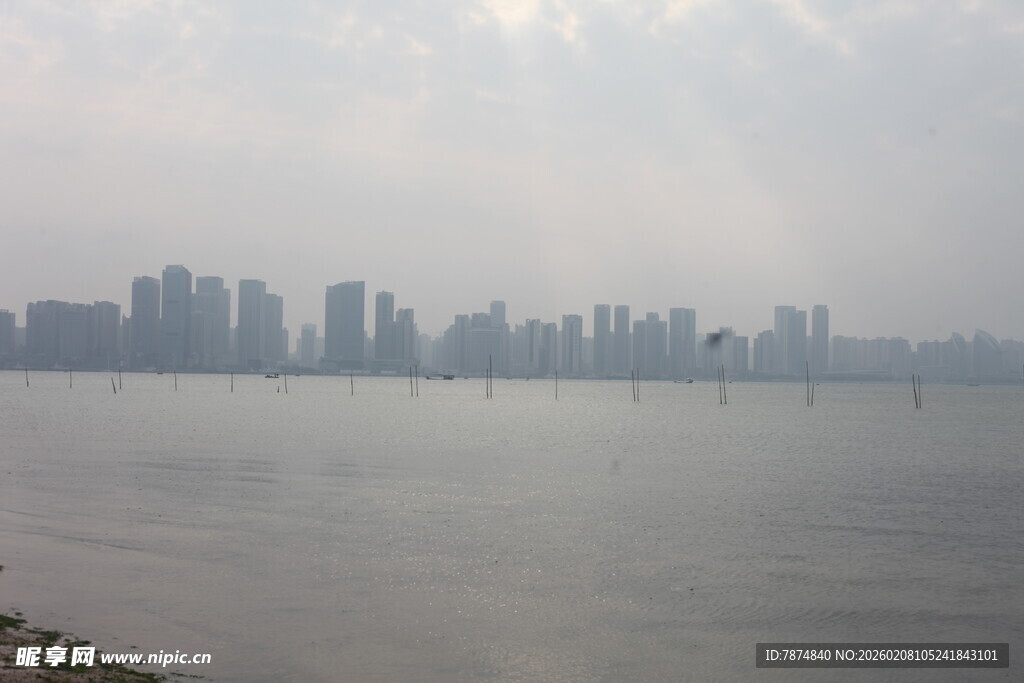 湛江江边城市天际线景观