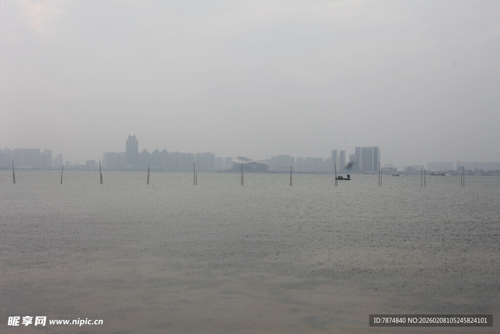 湛江雾中江面与远处城市景观