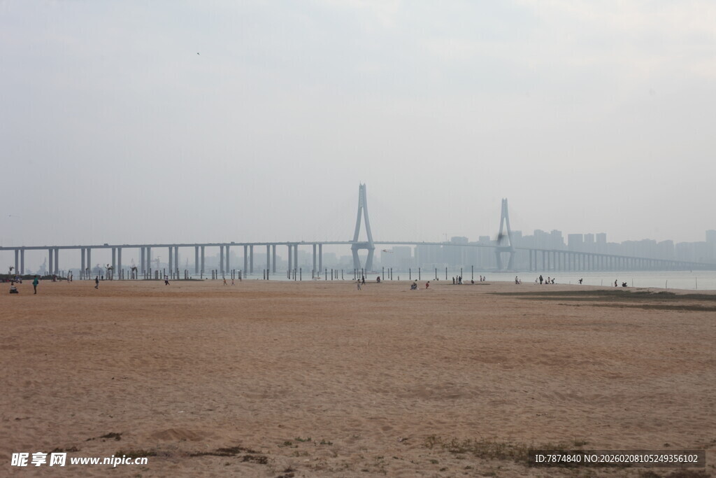 湛江海边远景中的跨海大桥