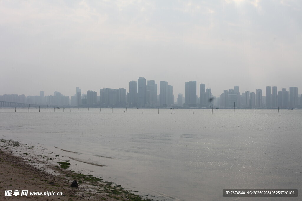 湛江江边城市天际线景观