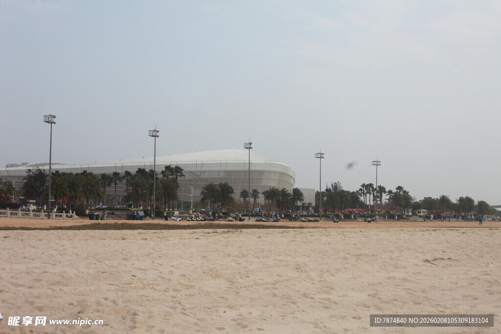 湛江空旷场地旁的建筑设施