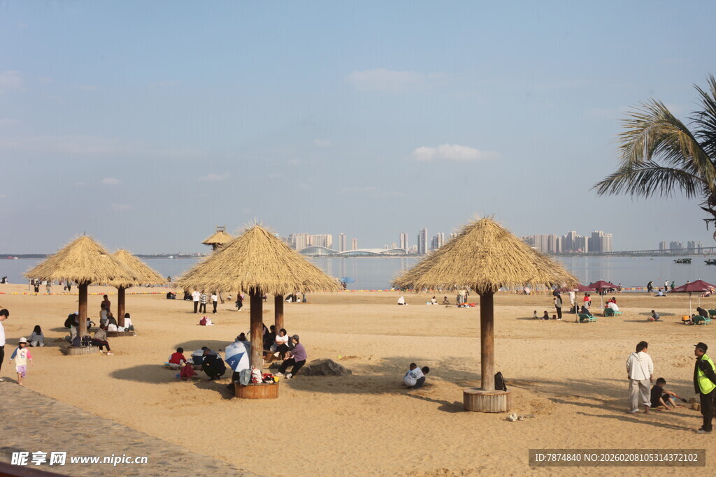 湛江沙滩休闲场景 遮阳伞下人群