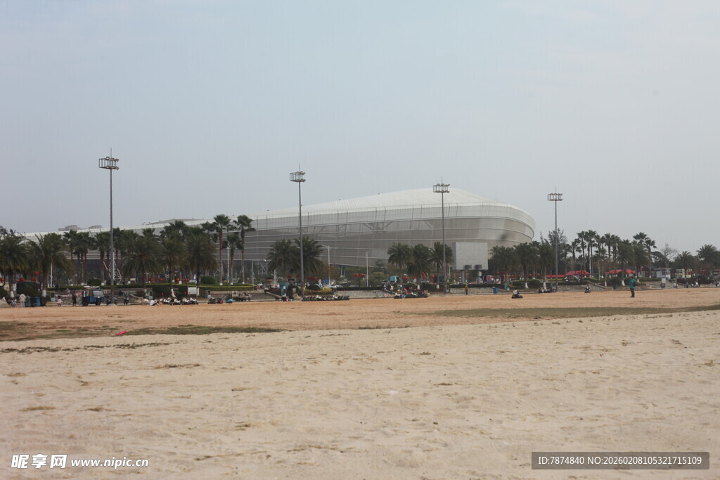 湛江海滨旁的大型建筑景观