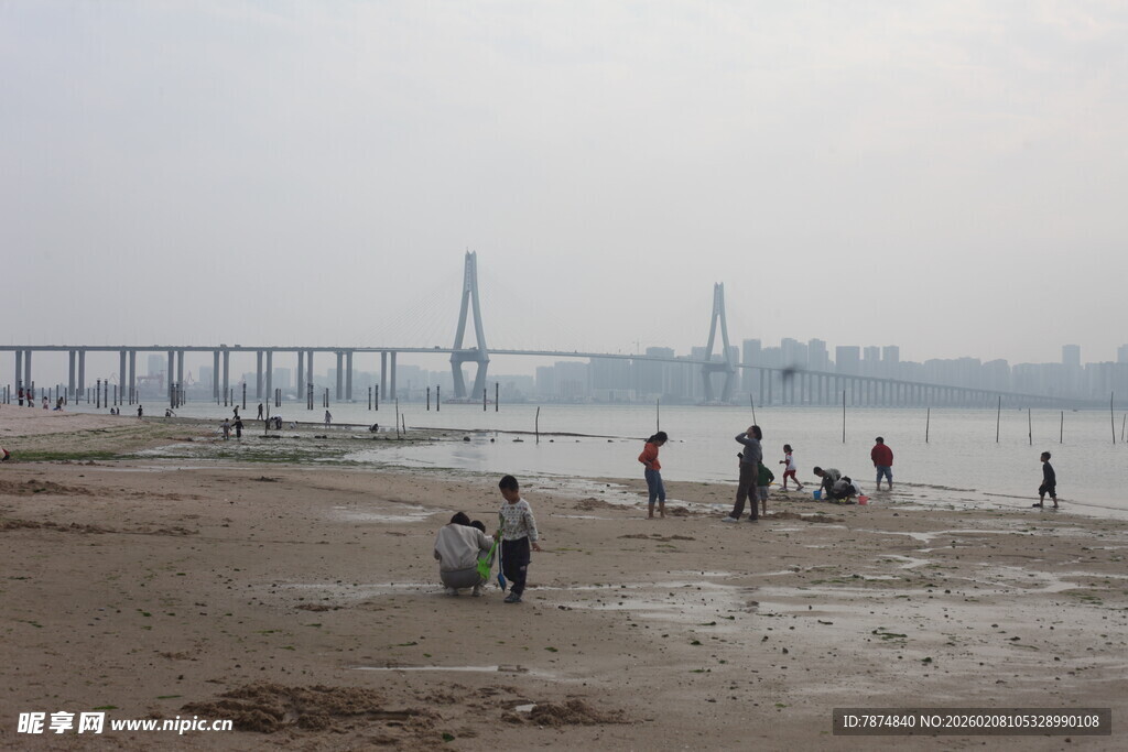 湛江江边浅滩处的人群活动