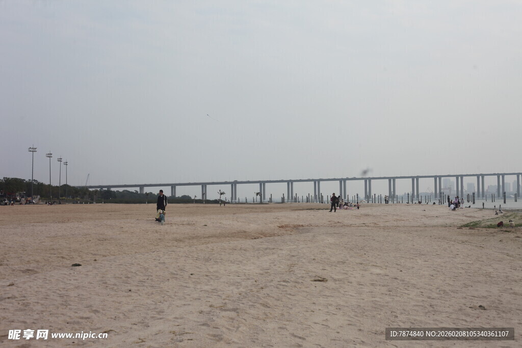 湛江沙滩上远眺跨海大桥