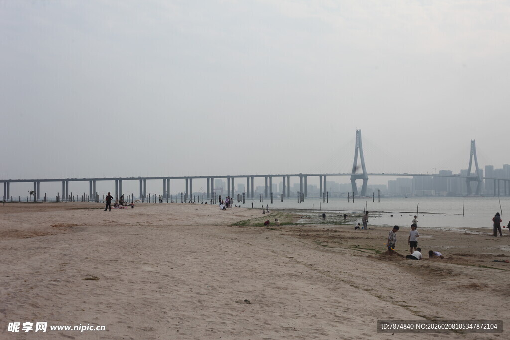 湛江江边大桥下的休闲场景