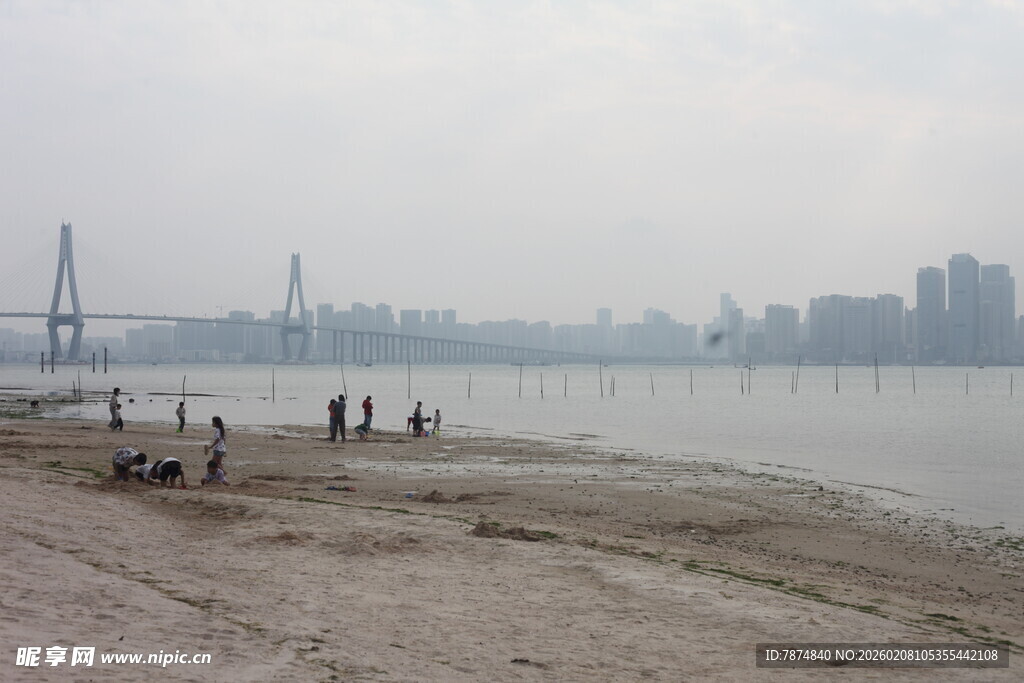 湛江江边城市风景 游人漫步