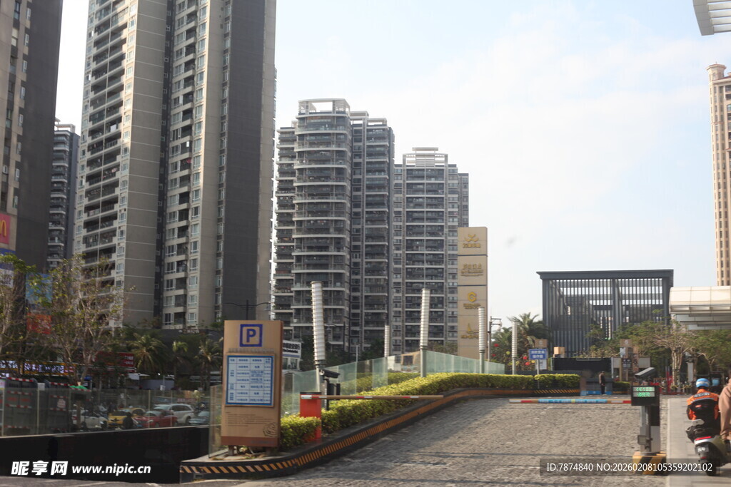 湛江城市街道旁的高楼与行人