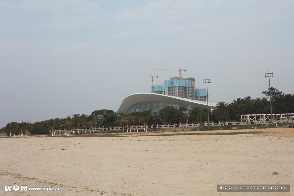 湛江海滨沙滩旁的现代建筑
