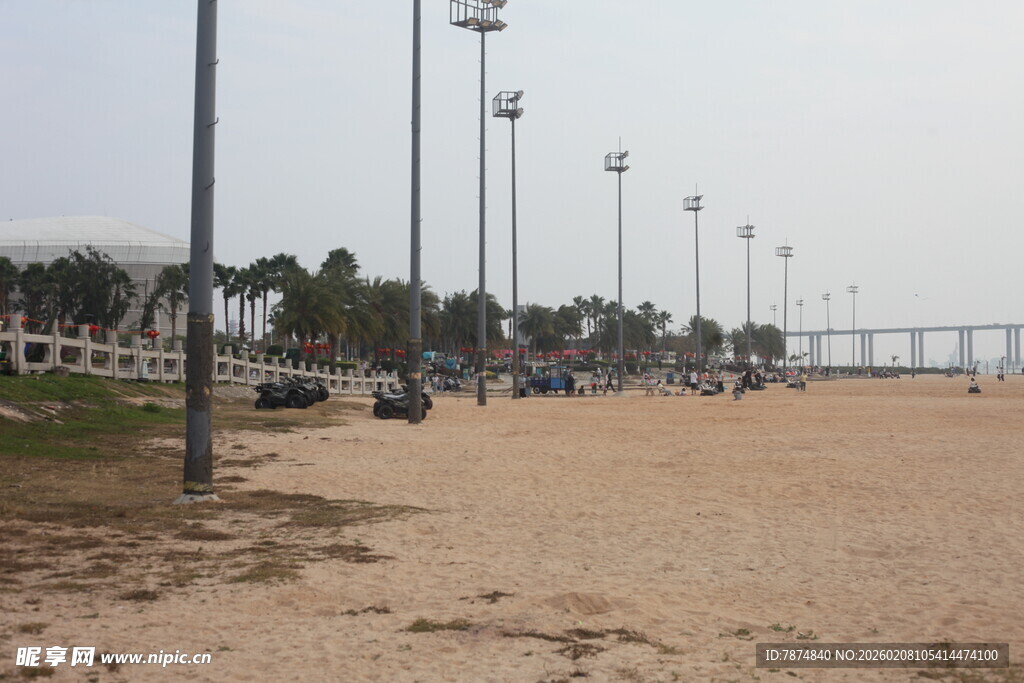 湛江海滨沙滩旁的路灯与车辆