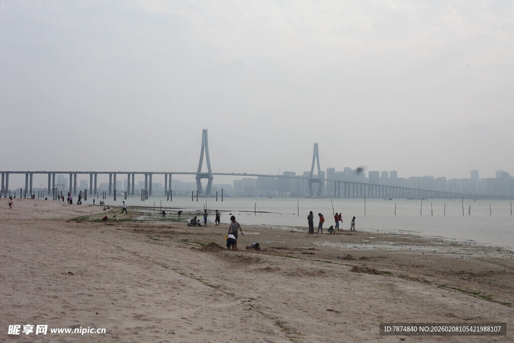 湛江江边大桥下的休闲场景