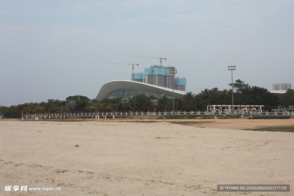 湛江海边沙滩上的建筑景观