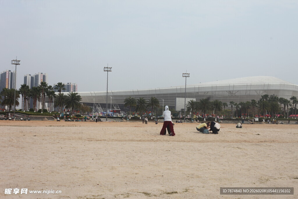 湛江沙滩上的休闲人群