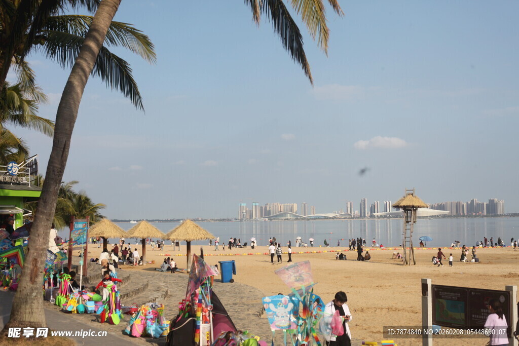 湛江热闹的海滨沙滩游玩场景