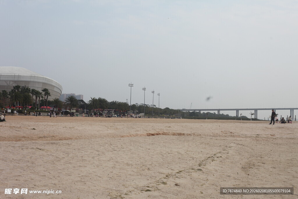 湛江沙滩风光 远处有人与建筑