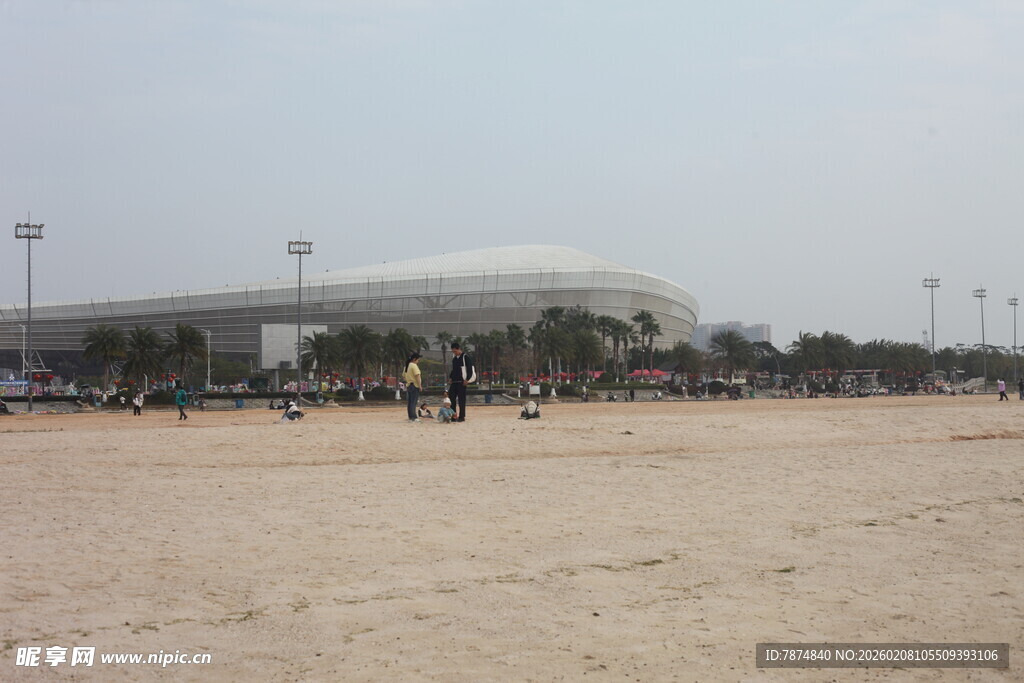 湛江沙滩上的体育场远景