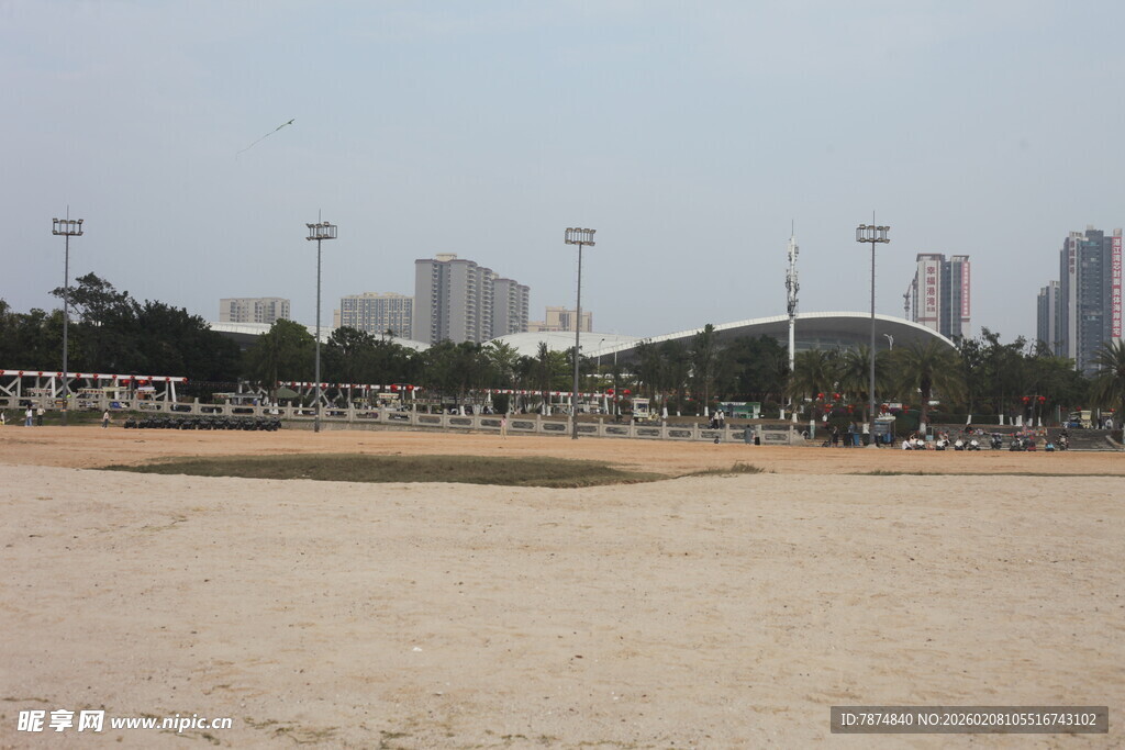 湛江城市边的开阔沙滩景观