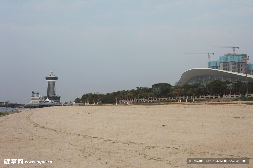 湛江空旷沙滩与远处瞭望塔