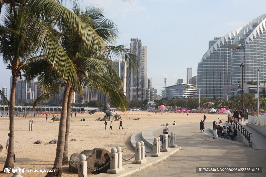 海滨城市的休闲沙滩风光