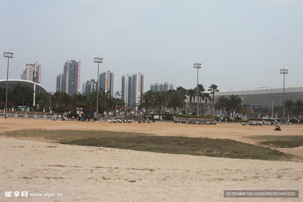 湛江城市沙滩上的热闹景象