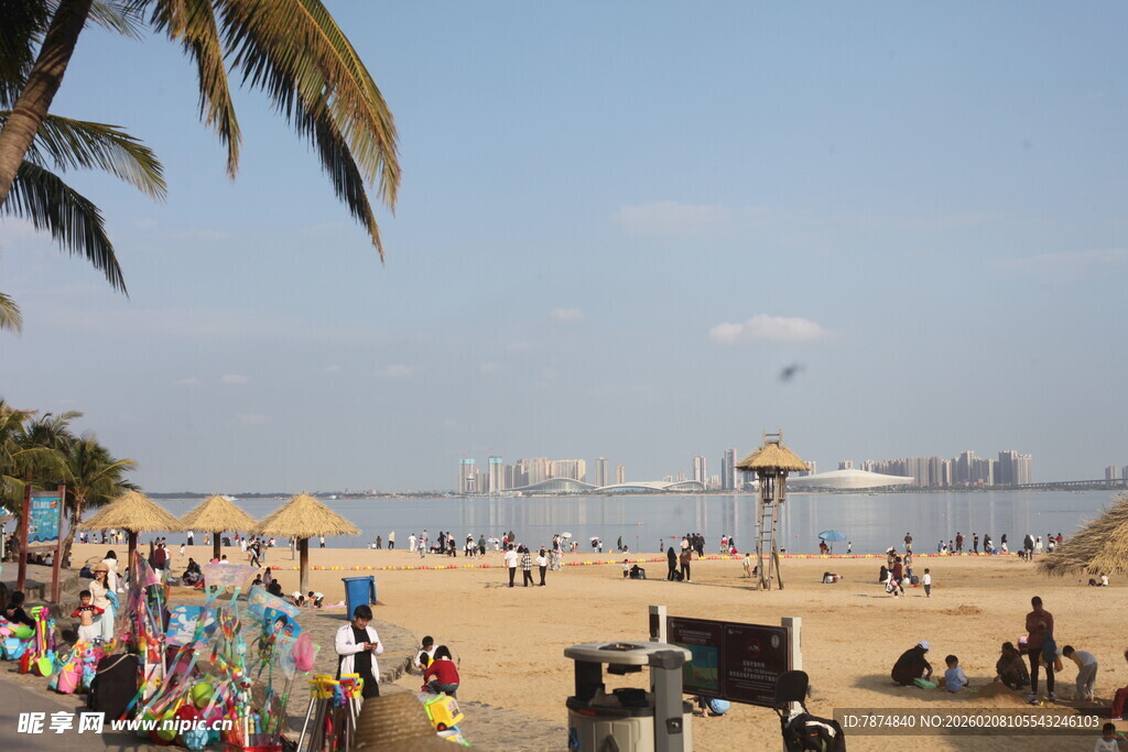湛江热闹的海滨沙滩休闲场景