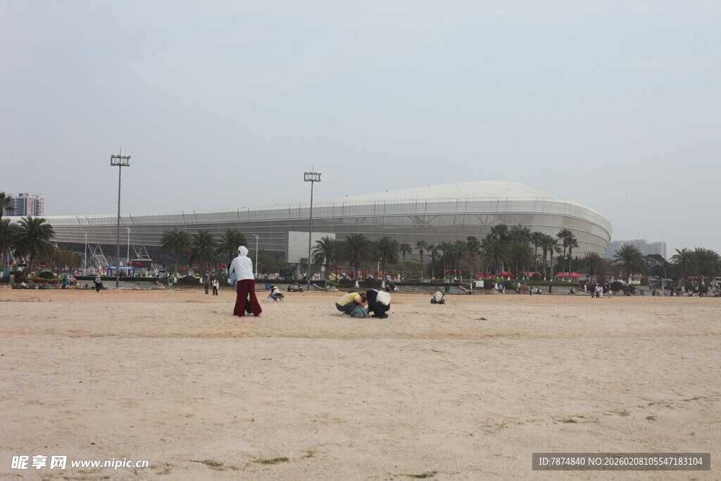 沙滩上的休闲场景