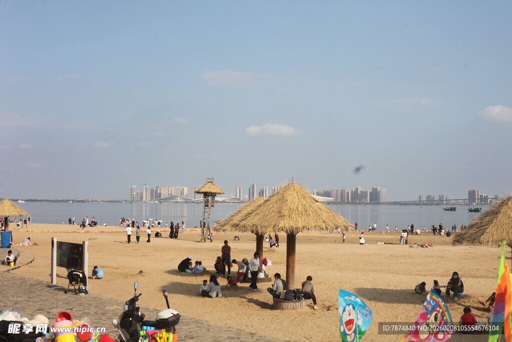 湛江热闹沙滩上的欢乐休闲场景