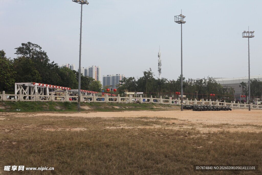 户外田径场及周边设施