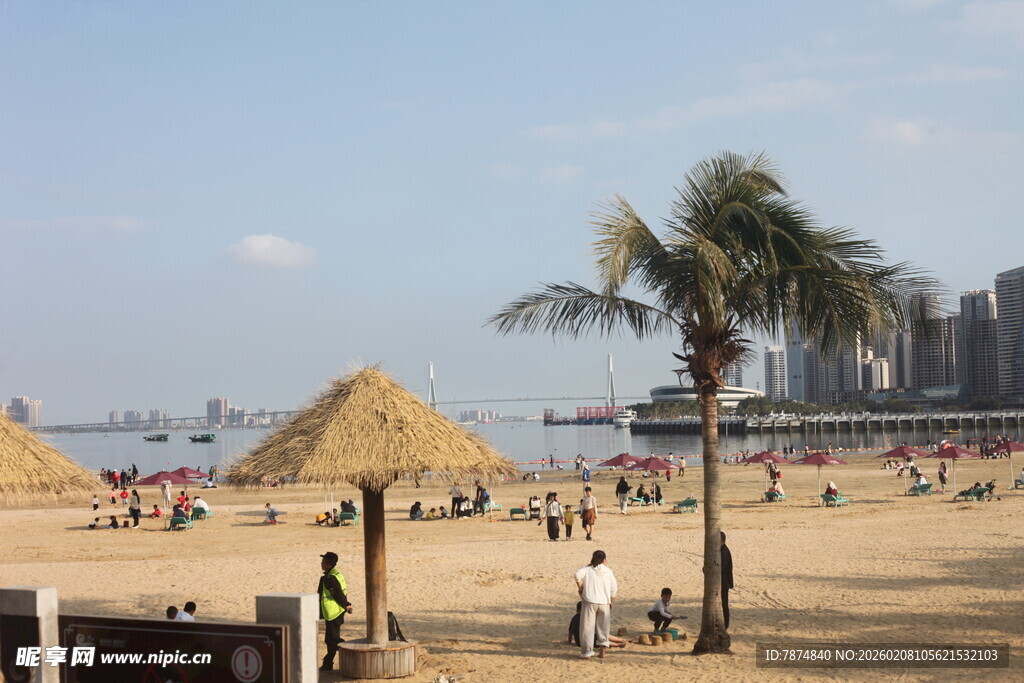湛江城市沙滩上的休闲场景