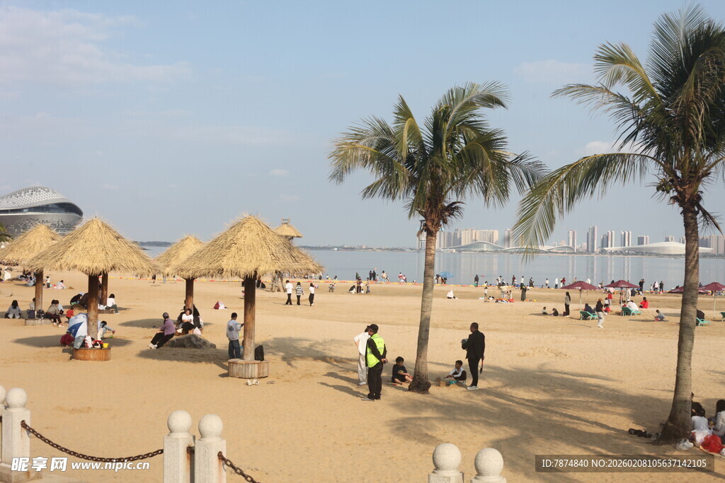 湛江热闹的海滨沙滩休闲场景