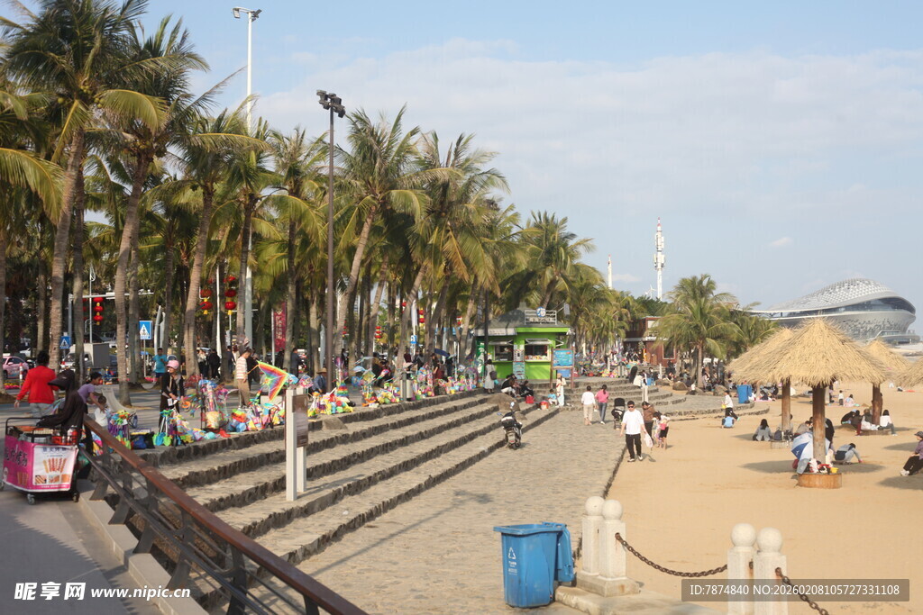 热闹的海滨休闲沙滩场景