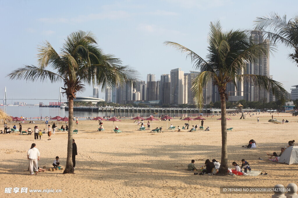 湛江海滨沙滩上的休闲美好时光